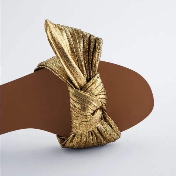 Flat Sandals w/ Bow